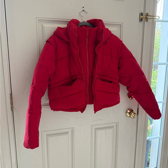 Alo Yoga Glacier Puffer jacket in Bold Red - Picture 4 of 10